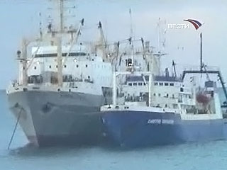Спасательное судно подошло к острову Парамушир для оказания помощи севшему на мель транспортному рефрижератору