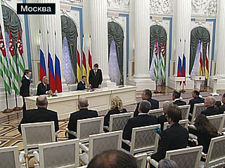 Россия подписала договоры о дружбе, сотрудничестве и взаимопомощи с Южной Осетией и с Абхазией.