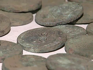 В найденном сундуке хранились 310 медных монет общим весом пятнадцать килограммов